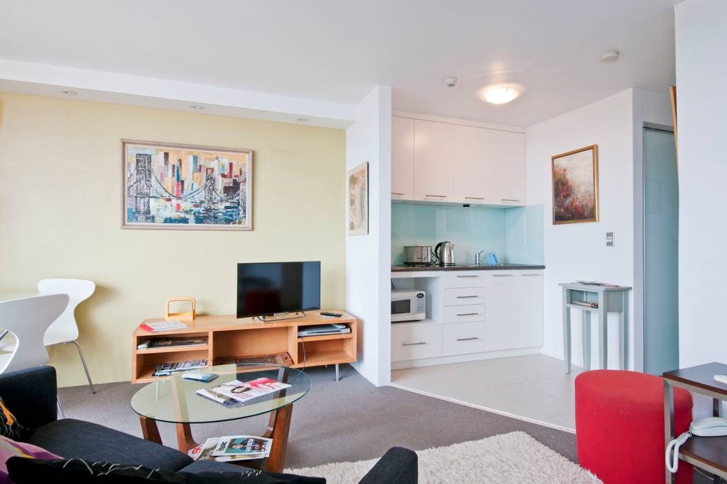 FUNKY AND BRIGHT STUDIO APARTMENT Photo 4